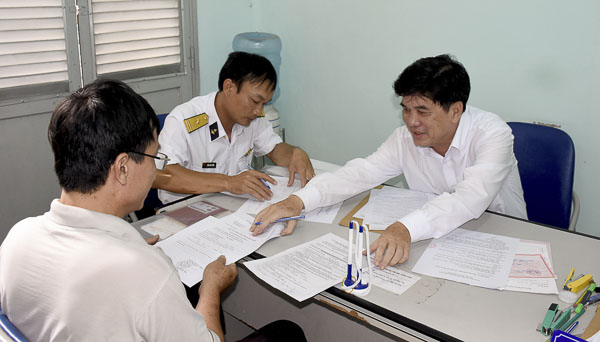 Bộ phận một cửa TP. Vũng Tàu tiếp nhận hồ sơ đăng ký cấp GCNQSDĐ của người dân.