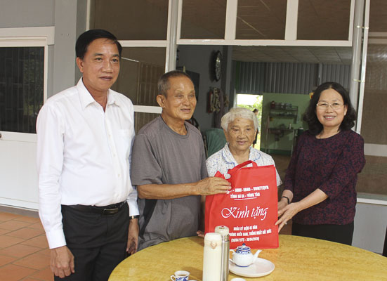 Bà Nguyễn Thị Yến, Phó Bí thư Thường trực Tỉnh ủy, Trưởng Đoàn ĐBQH tỉnh tặng quà ông Nguyễn Minh Ninh, nguyên Chủ tịch UBND tỉnh.