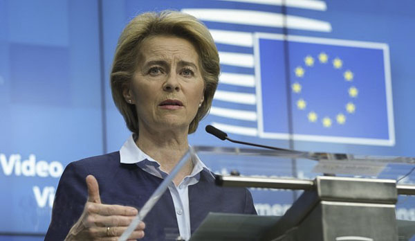 Chủ tịch Hội đồng châu Âu (EC) Ursula Von Der Leyen trong cuộc họp báo sau hội nghị trực tuyến của EU. 