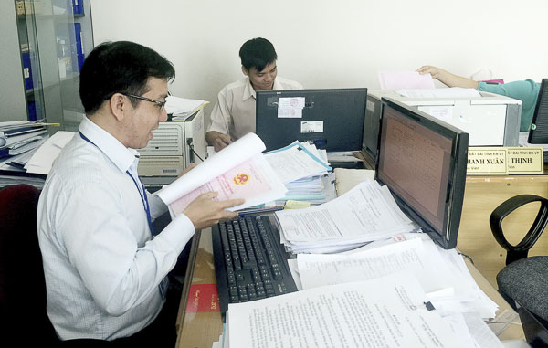 Mô hình văn phòng đăng ký đất đai 1 cấp giúp rút ngắn thời gian, thủ tục cấp GCNQSDĐ cho người dân. Ảnh: QUANG VŨ