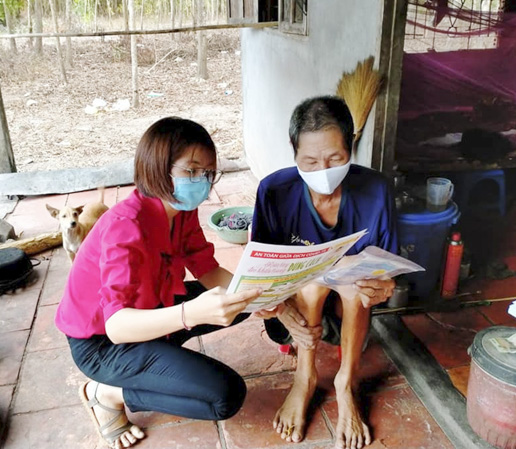 Đoàn cơ sở xã Phước Long Thọ thăm hỏi, trao tặng khẩu trang và tờ rơi tuyên truyền phòng chống dịch COVID-19 cho các hộ nghèo, người già neo đơn, hộ gia đình chính sách trên địa bàn xã.