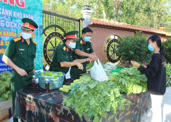 Cán bộ, chiến sĩ Bộ CHQS tỉnh phát rau, củ, quả miễn phí cho người dân tại chùa Chánh Giác.