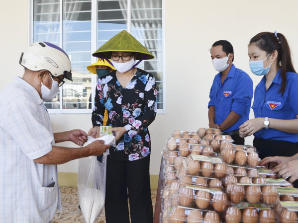 Ngoài gạo, ban tổ chức còn tặng khẩu trang, các nhu yếu phẩm khác cho người nghèo. Trong ảnh: Bà Lê Thị Trang Đài, Chủ tịch UBND huyện Xuyên Mộc tặng quà cho người dân đến nhận gạo tại “ATM”.