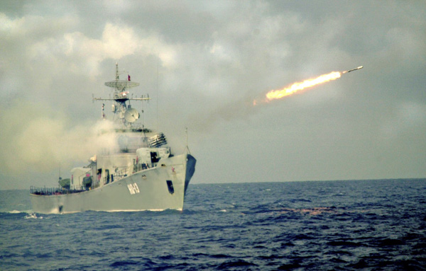 Tàu tên lửa Lữ đoàn 171 diễn tập công kích mục tiêu.