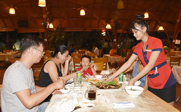 Nhà hàng Vạn Chài chủ yếu đón khách gia đình đến ăn uống.   