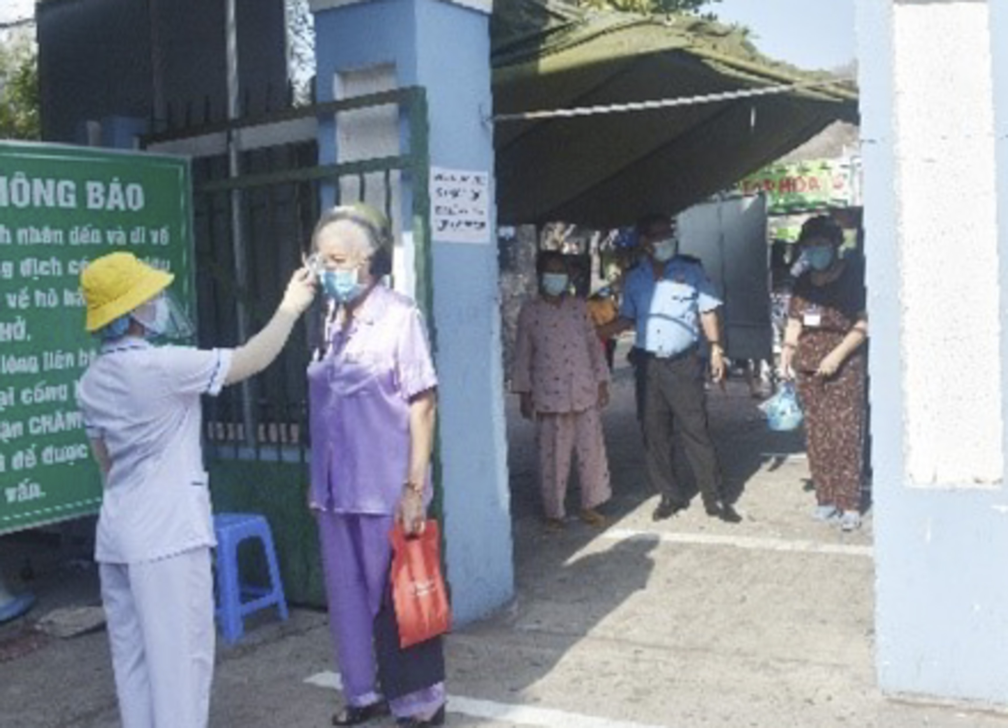 Đo thân nhiệt, sàng lọc tất cả người bệnh đến thăm khám  tại BV Lê Lợi để phòng chống lây nhiễm COVID-19.