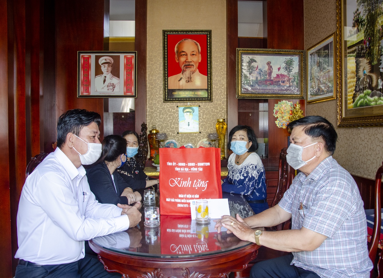 Đoàn công tác thăm hỏi sức khỏe, đời sống của gia đình ông Lê Minh Quang, nguyên Chỉ huy trưởng Bộ Chỉ huy Quân sự tỉnh, nguyên Phó Tham mưu trưởng Bộ Tư lệnh Quân khu 7.
