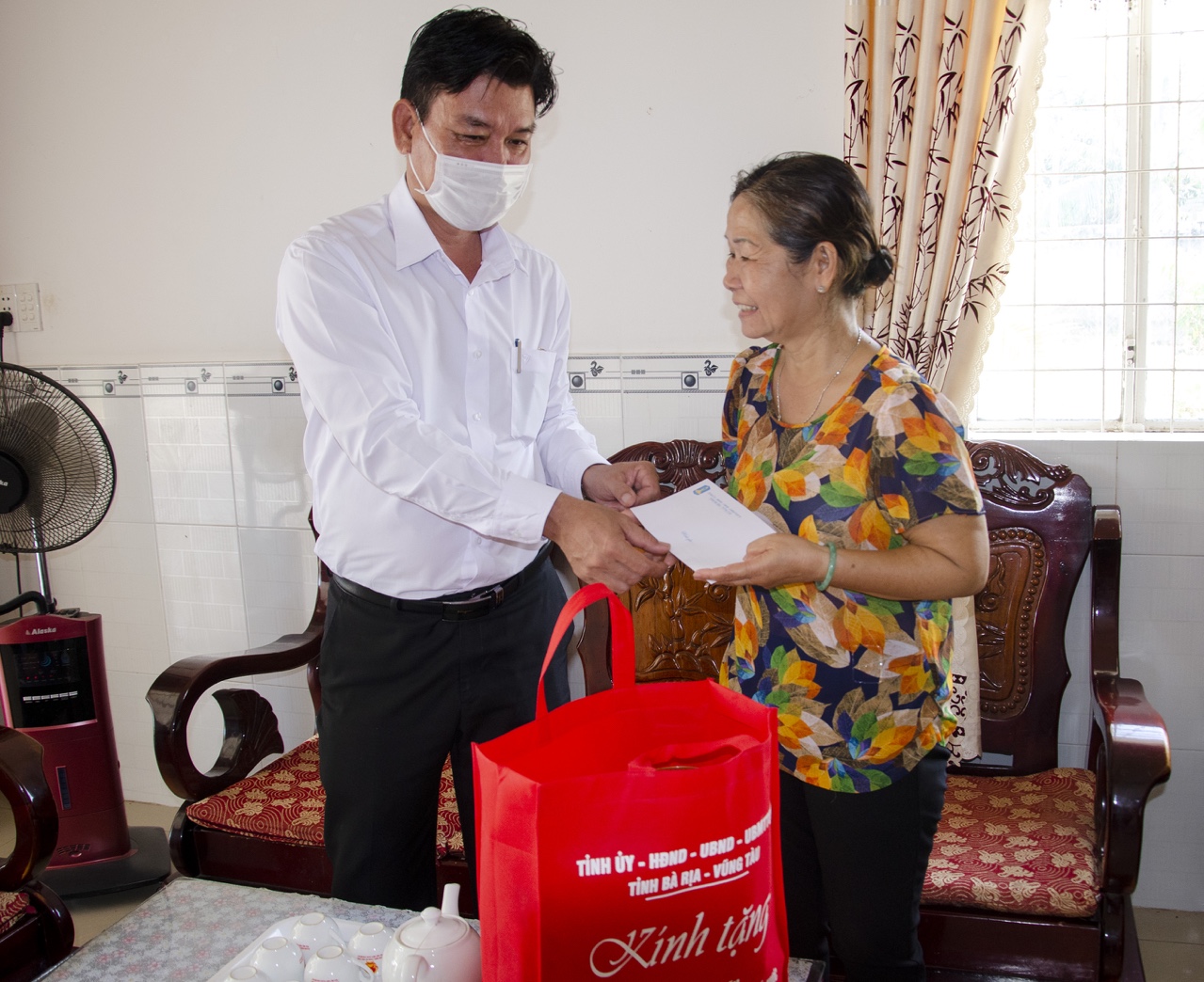 Ông Trần Văn Lợi, Phó Chủ tịch UBMTTQ Việt Nam tỉnh thăm và trao quà cho người thân của gia đình ông Trần Tấn Huy, nguyên Giám đốc Sở Thương mại tỉnh (nay là Sở Công thương).