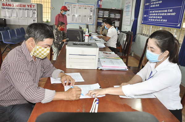 Người dân nhờ cán bộ công chức bộ phận một cửa UBND xã Bình Trung, huyện Châu Đức hướng dẫn viết đơn thư kiến nghị, phản ánh.