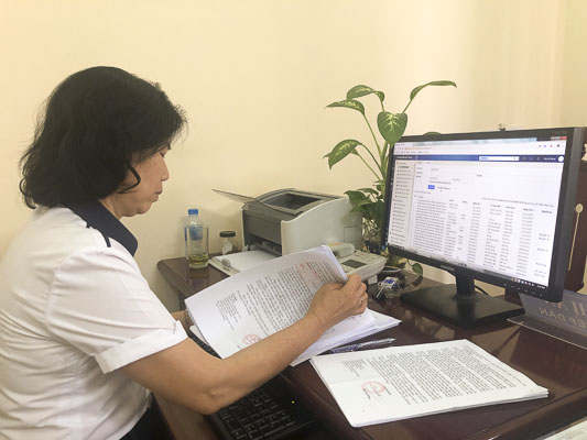 Bà Vũ Thị An, cán bộ Ban TCD tỉnh xem nội dung đơn thư của công dân gửi đến.