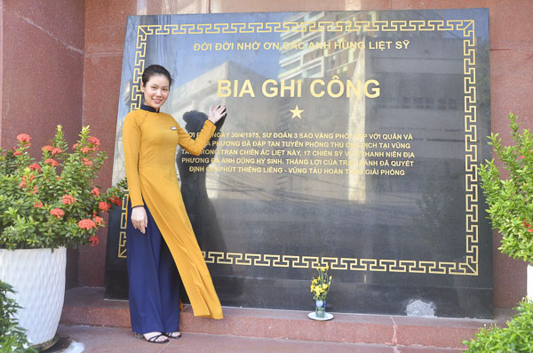 Chị Nguyễn Đoàn Huyền Trân, lễ tân khách sạn Palace giới thiệu về tấm bia ghi công các Anh hùng liệt sĩ trong trận đánh Palace ngày 30/4.