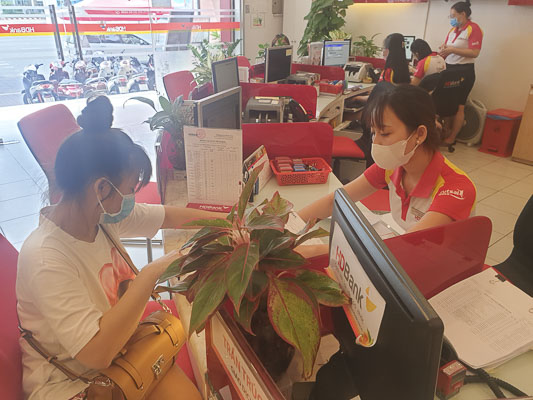 Khách hàng giao dịch tại HDbank Vũng Tàu.