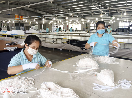 Công nhân Công ty CP May Vũng Tàu trong giờ sản xuất.