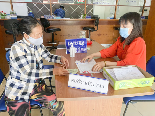 Trao tiền hỗ trợ cho người bán lẻ vé số trên địa bàn huyện Long Điền.