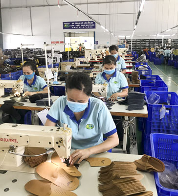 Những KCN mở ra đã góp phần tạo công ăn việc làm cho người dân trên địa bàn huyện. Đây cũng là một trong giải pháp hiệu quả trong tiêu chí nâng cao tỷ lệ lao động có việc làm trong chương trình xây dựng nông thôn mới. Trong ảnh: Công nhân may đế giày tại Công ty TNHH Sản xuất giày Vĩnh Uy II (KCN Đất Đỏ I). Ảnh: THANH NGA