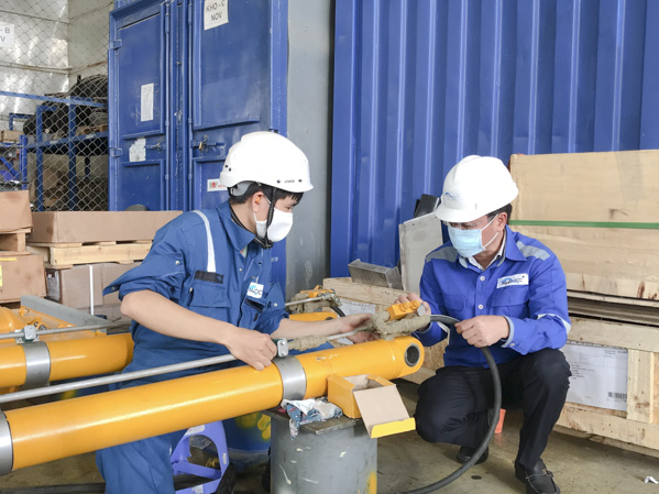 Công nhân Alpha ECC sản xuất xi lanh thủy lực cho ngành dầu khí.