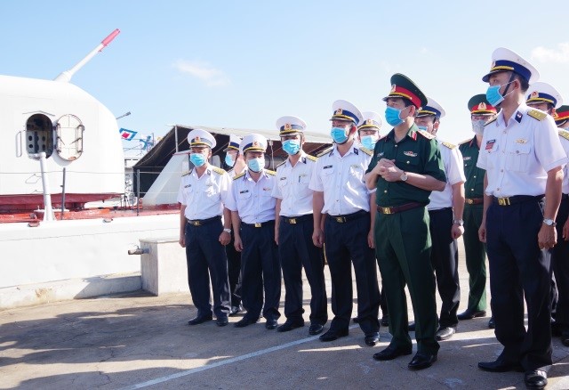 Thượng tướng Phan Văn Giang, Ủy viên Trung ương Đảng, Ủy viên Quân ủy Trung ương, Tổng tham mưu trưởng QĐND Việt Nam (thứ 2 từ phải) kiểm tra công tác sẵn sàng chiến đấu Lữ đoàn 171.