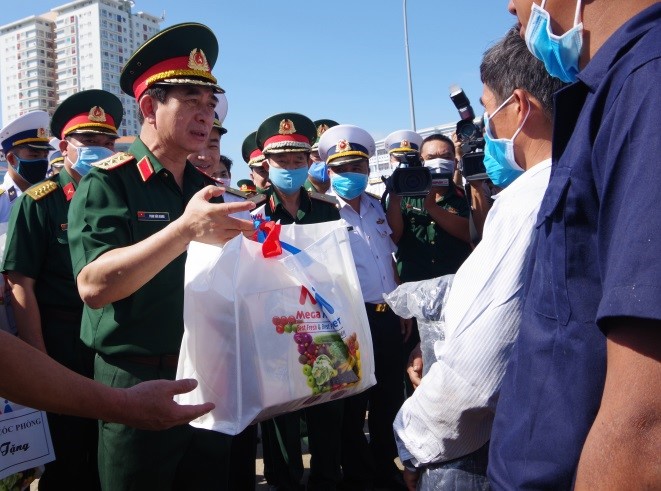 Thượng tướng Phan Văn Giang, Ủy viên Trung ương Đảng, Ủy viên Quân ủy Trung ương, Tổng tham mưu trưởng QĐND Việt Nam tặng quà cho ngư dân gặp nạn được đưa về bờ sáng 1/5 tại Quân cảng Lữ đoàn 171.