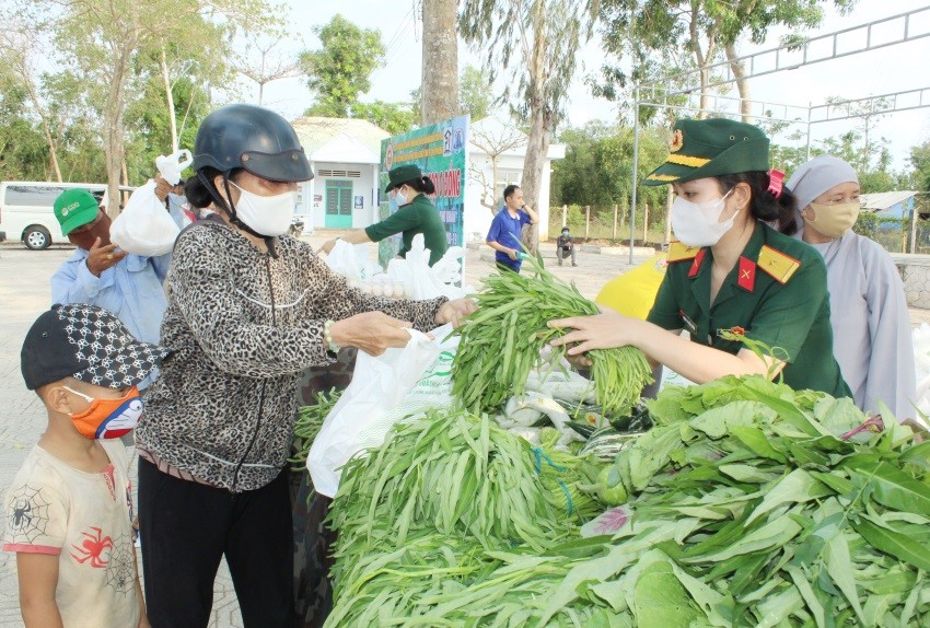 Cán bộ, chiến sĩ Bộ CHQS tỉnh phát rau, củ, quả miễn phí cho người dân tại Trung tâm Văn hóa – Học tập cộng đồng xã Suối Rao (huyện Châu Đức).