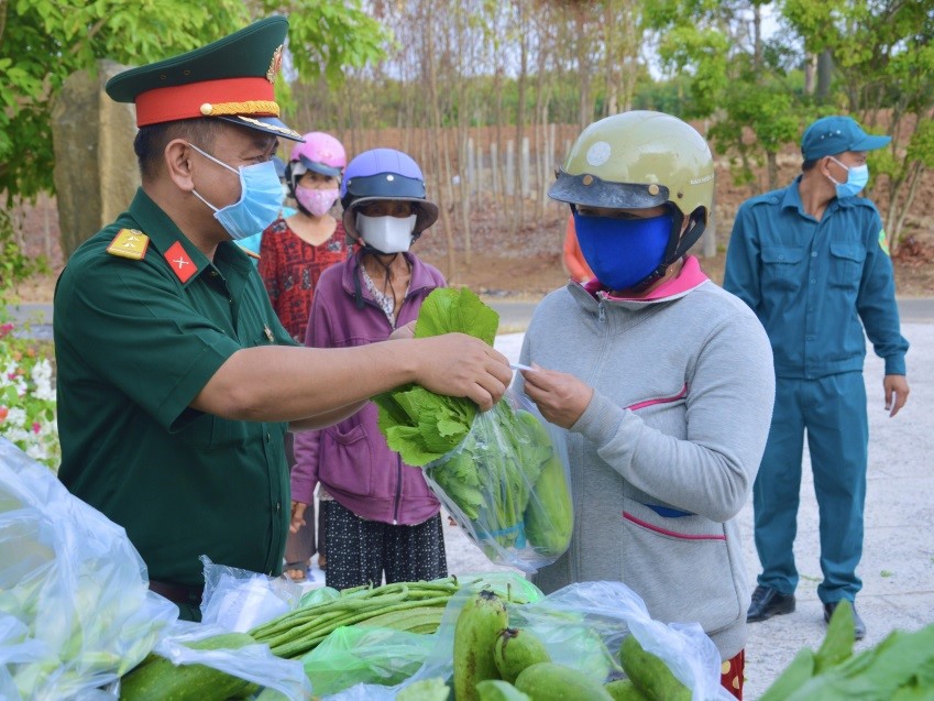 Trung tá Nguyễn Thành Trung, Chính ủy Bộ CHQS tỉnh phát rau, củ, quả miễn phí cho người dân tại Trung tâm Văn hóa – Học tập cộng đồng xã Suối Rao (huyện Châu Đức).