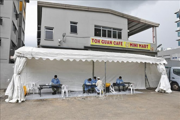 Kiểm tra sức khỏe cho lao động nước ngoài tại ký túc xá Toh Guan ở Singapore, ngày 8/4/2020.
