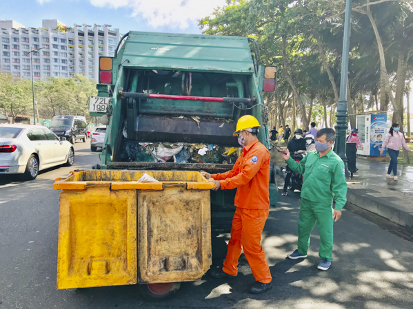 Xe chuyên dụng 12 tấn của Công ty VESCO thu gom rác  trên đường Thùy Vân.