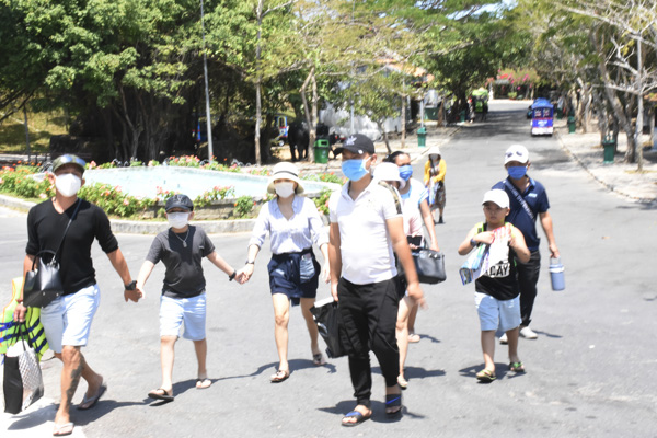 Du khách dạo chơi tại Hồ Mây Park.