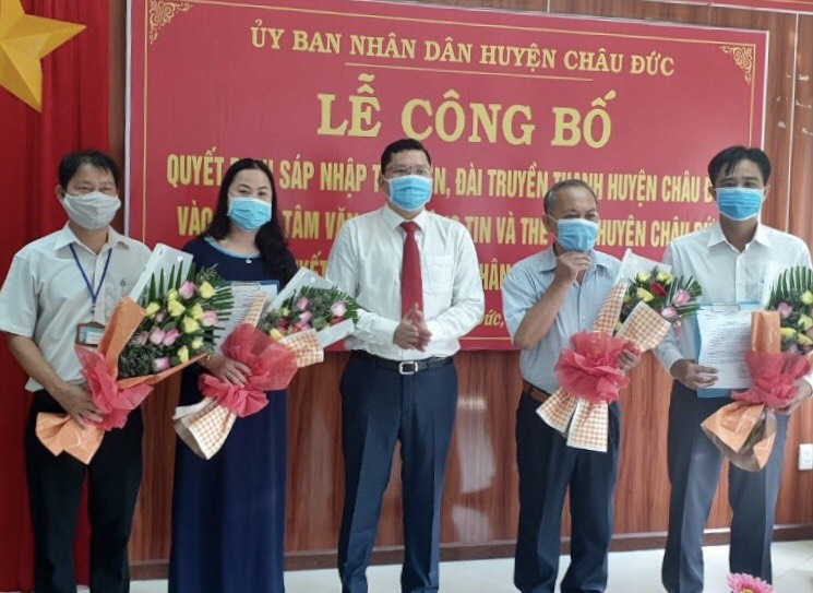 Ông Hoàng Nguyên Dinh, Chủ tịch UBND huyện Châu Đức (giữa) trao Quyết định bổ nhiệm Ban lãnh đạo Trung tâm VH-TT-TT huyện Châu Đức. 