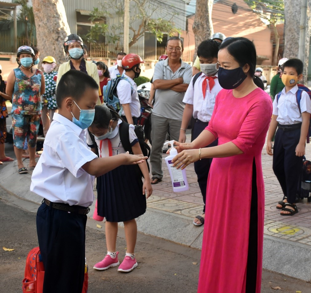 Giáo viên Trường TH Hạ Long (TP. Vũng Tàu) yêu cầu HS rửa tay sát khuẩn trước khi vào lớp. Ảnh: QUANG VINH