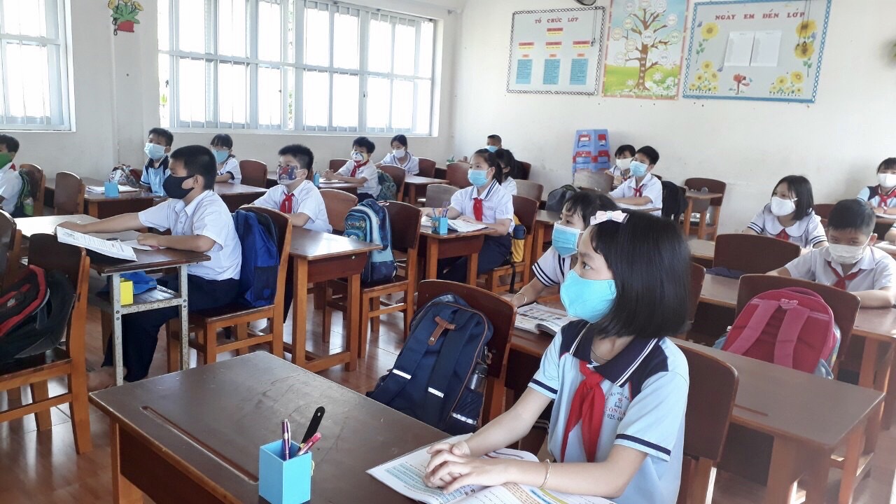 Học sinh Trường Tiểu học Cao Văn Ngọc (huyện Côn Đảo) được bố trí ngồi mỗi em một bàn để đảm bảo việc giãn cách. Ảnh: MẠNH CƯỜNG 