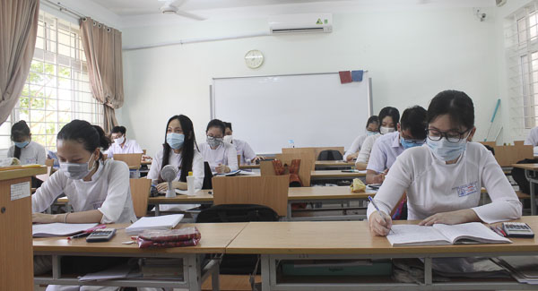 HS lớp 12 Hóa 1, Trường THPT chuyên Lê Quý Đôn ngồi giãn cách trong lớp học. 