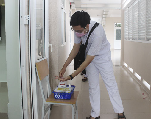 HS lớp 12 chuyên Tin, Trường THPT chuyên Lê Quý Đôn rửa tay sát khuẩn trước khi vào lớp.