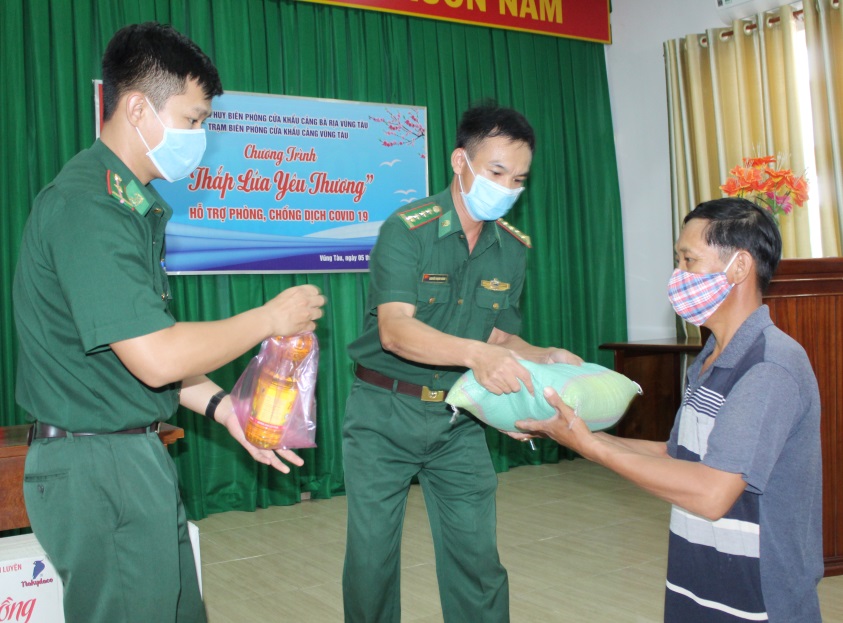Cán bộ, chiến sĩ Trạm Biên phòng cửa khẩu cảng Vũng Tàu trao quà cho người dân.
