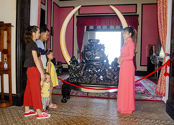 Du khách thăm quan cặp ngà voi trên bệ đỡ tứ linh được trưng bày tại điện Khánh tiết di tích Bạch Dinh (Số 4, đường Trần Phú, Phường 1, TP.Vũng Tàu).