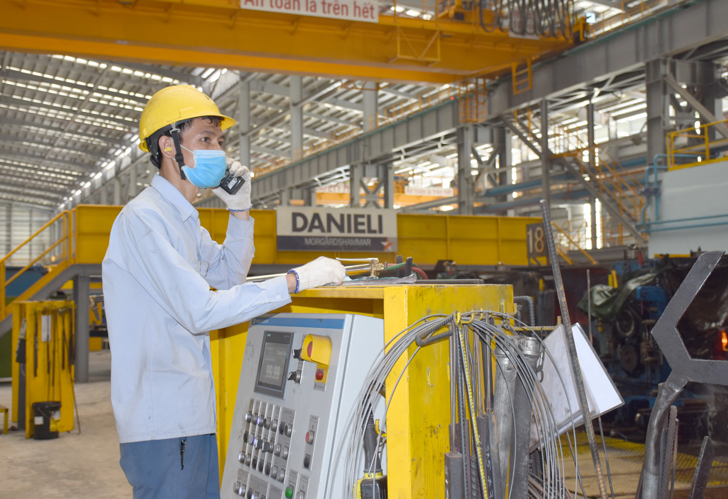 Việc cải thiện các chỉ số thành phần PCI giúp các DN thuận lợi hơn trong quá trình đầu tư và hoạt động tại BR-VT. Trong ảnh: Công nhân vận hành dây chuyền sản xuất thép tại Nhà máy thép Tung Ho (KCN Phú Mỹ 2, TX. Phú Mỹ).