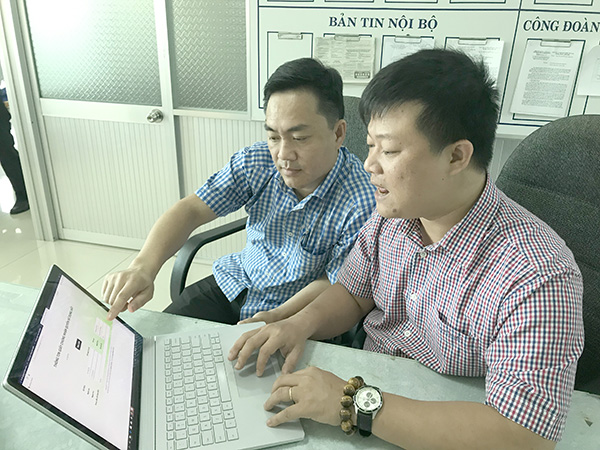Việc ứng dụng CNTT làm giảm thời gian đi lại cho nhiều DN.  Trong ảnh: Người dân sử dụng phần mềm truy cập sổ đỏ của Sở TN-MT.