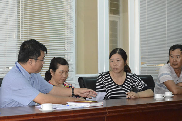 Hội viên Hội Luật gia tỉnh (bìa trái) tư vấn pháp lý cho bà Nguyễn Thị Thanh Thúy (bìa phải) hộ nuôi cá lồng bè  bị chết do ô nhiễm trên sông Chà Và (xã Long Sơn, TP.Vũng Tàu) năm 2017.