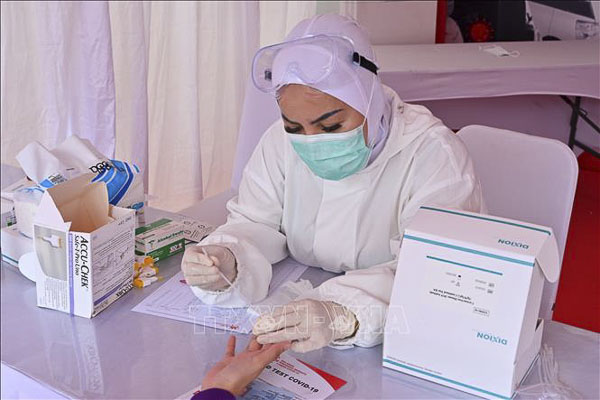 Nhân viên y tế lấy mẫu xét nghiệm COVID-19 tại Jakarta, Indonesia, ngày 28/4/2020. (Nguồn: AFP)
