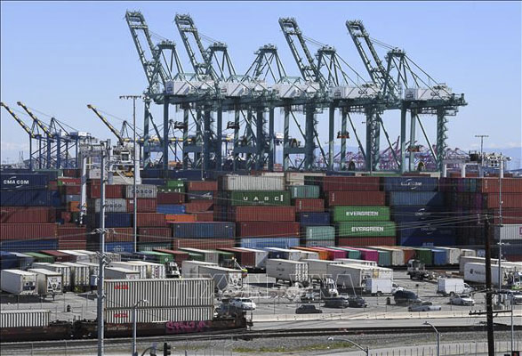Hàng hóa từ Trung Quốc và các nước khác được bốc dỡ tại cảng Long Beach, Los Angeles, California, Mỹ. (Nguồn AFP)