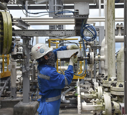 Công nhân PV Gas kiểm tra hệ thống máy móc tại công trường.