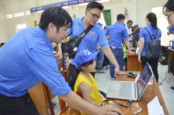 Nhắc đến ĐVTN, mọi người thường nghĩ đến hình ảnh trẻ trung của màu áo xanh. Trong ảnh: ĐVTN tạo sân chơi cho các em tại huyện Long Điền.