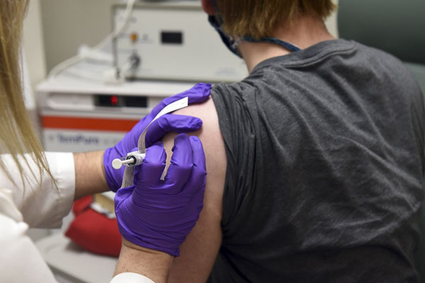 Một người tình nguyện đang được tiêm thử nghiệm vaccine do Pfizer phát triển. Ảnh: WSJ