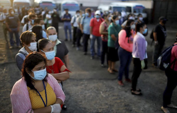 Người dân đeo khẩu trang nhằm ngăn chặn sự lây lan của dịch COVID-19. (Nguồn: AFP)