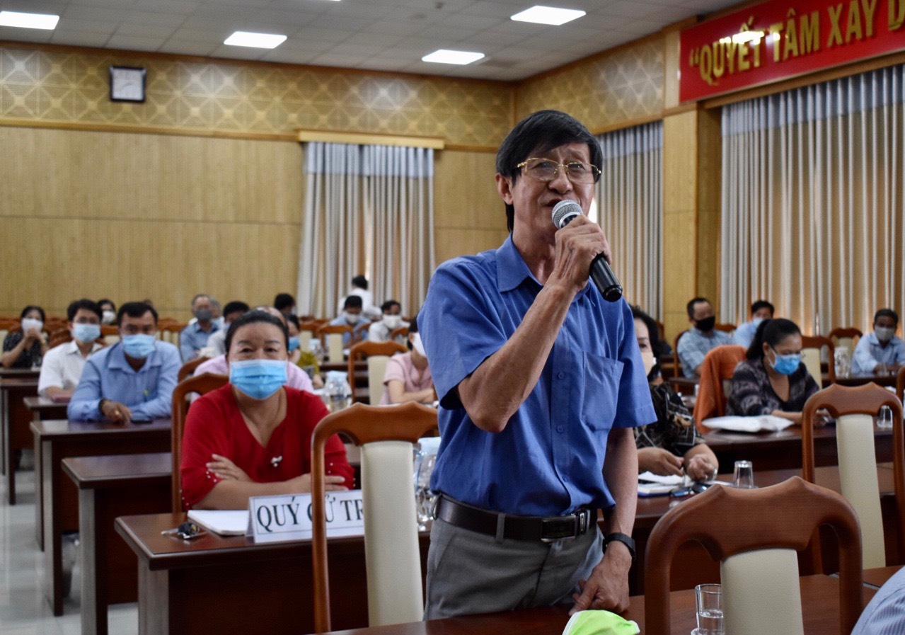 Cử tri Ngô Lương Kim (KP.Long Tân, TT.Long Điền, huyện Long Điền) phát biểu tại buổi tiếp xúc. 