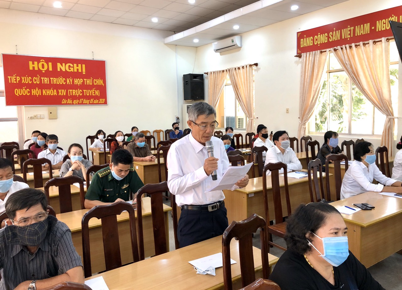 Cử tri Nguyễn Hoàng Tuấn, Khu dân cư số 3, huyện Côn Đảo đề nghị sớm triển khai gói hỗ trợ an sinh xã hội cho các đối tượng bị ảnh hưởng bởi dịch COVID-19.  Ảnh: MẠNH CƯỜNG