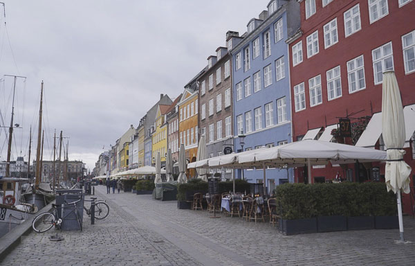 Các cửa hàng đóng cửa do ảnh hưởng của dịch COVID-19 tại Copenhagen, Đan Mạch ngày 17/3. (Ảnh: vietnamplus)