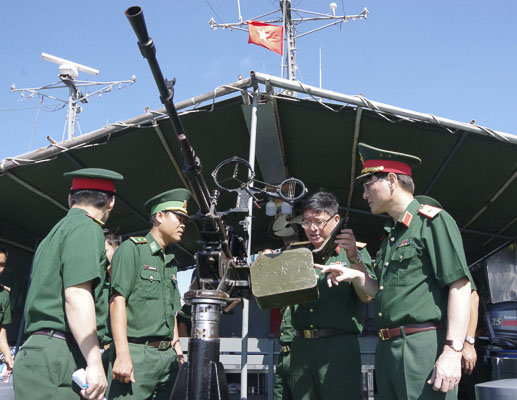 Thiếu tướng Phạm Tuấn Anh, Cục trưởng Cục Tiêu chuẩn đo lường chất lượng, Bộ Tổng tham mưu Quân đội nhân dân Việt Nam kiểm tra vũ khí trang bị trên tàu BP 13.90.01 thuộc Hải đội Biên phòng 2.