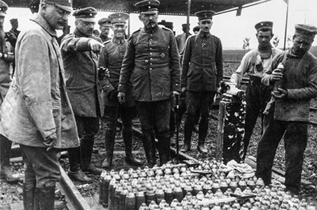 Fritz Haber (người chỉ tay) và các sĩ quan Đức cùng lô đạn đại bác đầu tiên chứa khí clo.