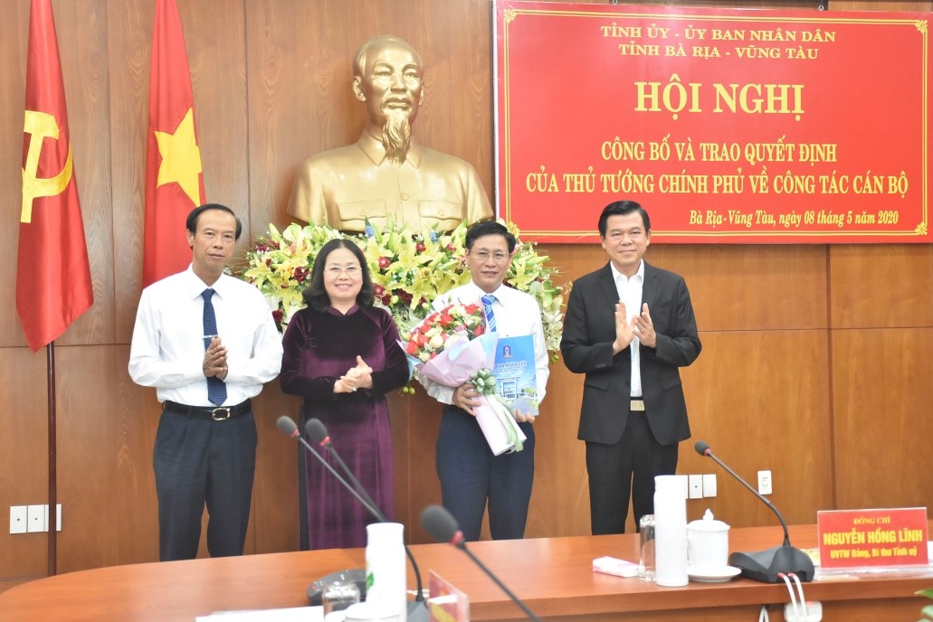 Thường trực Tỉnh ủy và lãnh đạo UBND tỉnh tặng hoa chúc mừng tân Phó Chủ tịch UBND tỉnh Lê Ngọc Khánh.