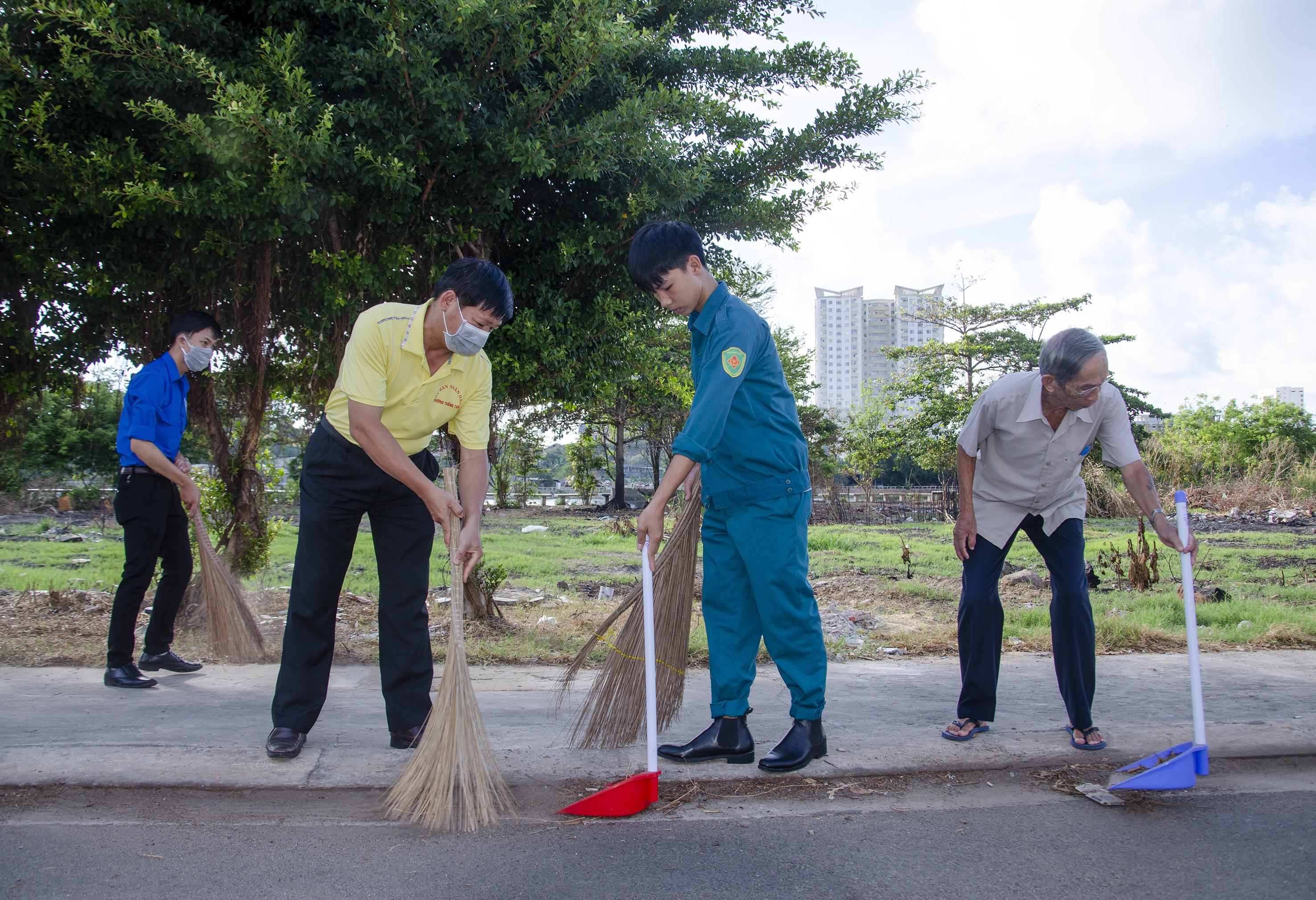 Các lực lượng phường Thắng Tam tiến hành dọn dẹp vệ sinh môi trường ở khu vực bờ kè hồ Bàu Sen.